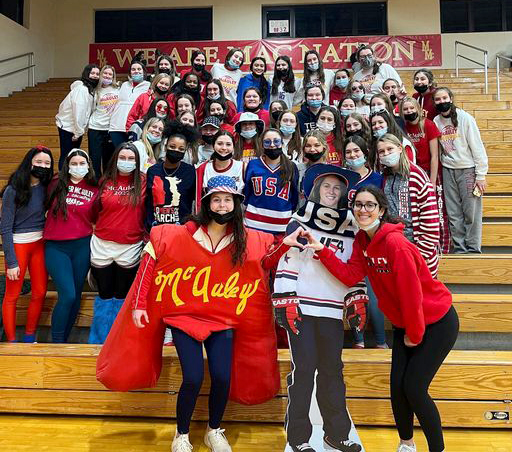 La comunidad de la Secundaria Madre McAuley anima a Abbey durante su evento olímpico